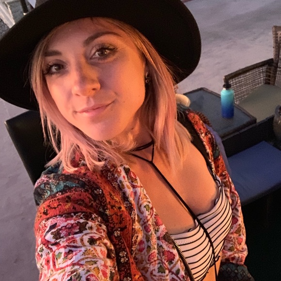 Meet your Posher, Ashlee - Picture 2 of 6